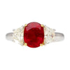 2,19 Karat unbehandelter Burma-Rubin & Trapez-Diamant 3-Stein Ring