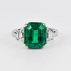 GRS Zertifiziert 4,90 Karat Unbedeutendes Öl Kolumbianischer Smaragd & Trapezschliff Diamant 3-Stein Ring