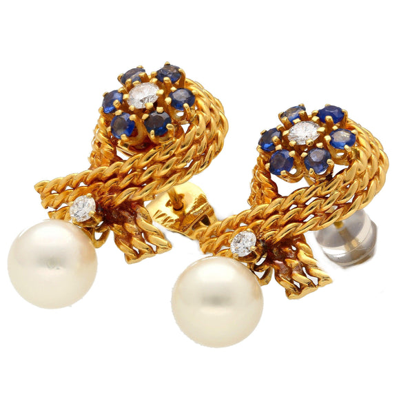 Boucles d’oreilles puces motif ruban texturé en or 14K, perle naturelle, diamant et saphir