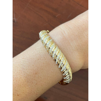 Bracelet jonc courbé en or 18 carats avec diamants taille ronde – Assay Jewelers