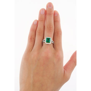 Bague halo en or 18K avec émeraude colombienne Muzo taille Old Mine de 2,06 carats et diamants, jonc fendu – Assay Jewelers