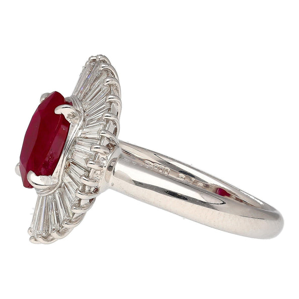Bague ballerine en platine avec rubis taille ovale 2,19 carats et halo de diamants baguette