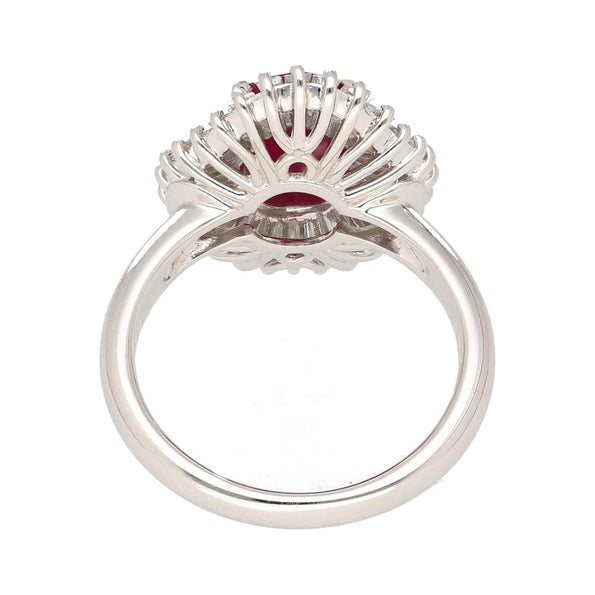 Bague ballerine en platine avec rubis taille ovale de 2,19 carats et halo de diamants baguette