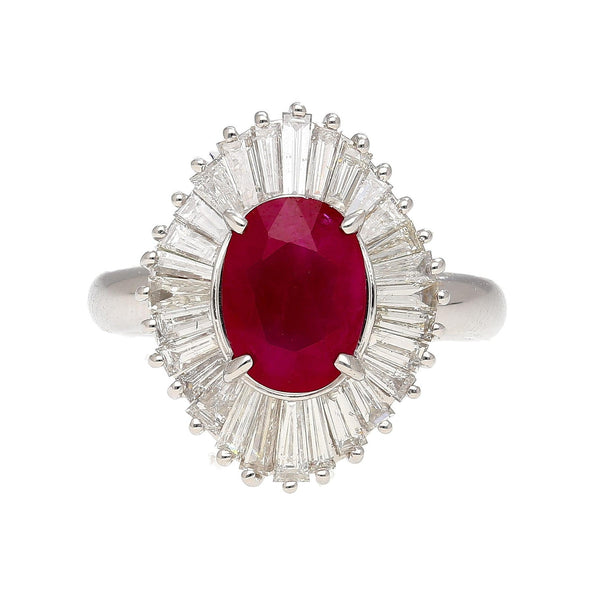 Bague ballerine en platine avec halo de diamants taille baguette, rubis taille ovale de 2,19 carat