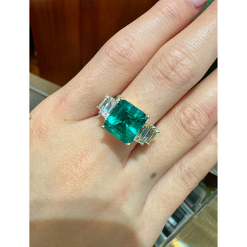 Bague en émeraude colombienne Muzo de 4,26 carats, vert vif, avec diamants latéraux taille émeraude – Assay Jewelers