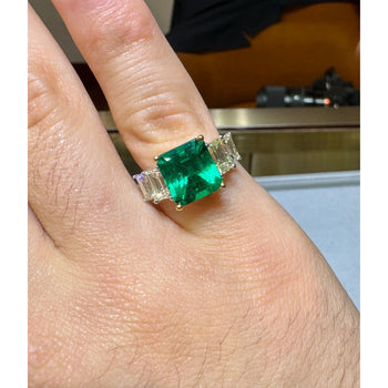Bague en émeraude colombienne de la mine de Muzo, 4.26 Carat, vert vif, avec diamants latéraux taille émeraude – Assay Jewelers