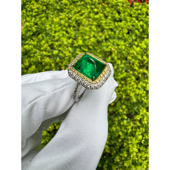 Bague halo en or blanc 18k avec émeraude colombienne taille cabochon sugarloaf de 4.49 carat et diamants – Assay Jewelers