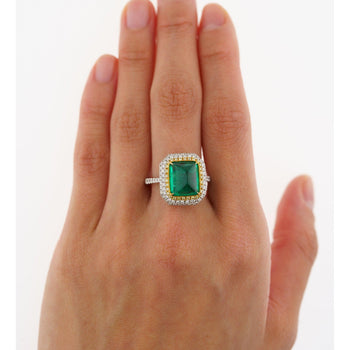 Bague halo en or blanc 18k avec émeraude colombienne taille cabochon sugarloaf de 4,49 carats et diamants – Assay Jewelers