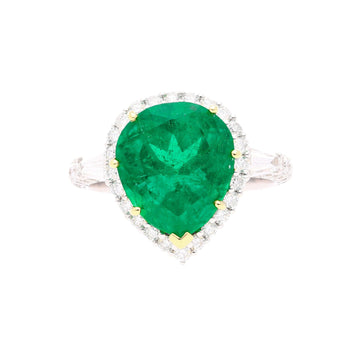 alt
Bague en or 18K avec émeraude colombienne taille poire de 5,12 carats et côtés en diamants baguette – Assay Jewelers