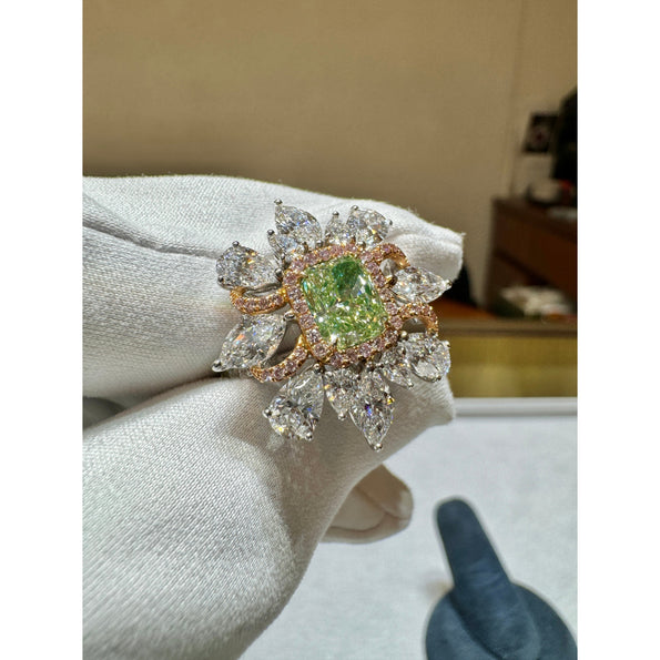 Bague en diamant taille radiant fancy intense vert jaunâtre de 1,39 carat certifiée GIA
