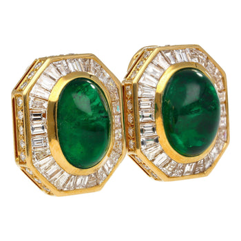 Boucles d’oreilles clips Mouawad signées, émeraudes cabochon vives et halo de diamants baguette – Assay Jewelers
