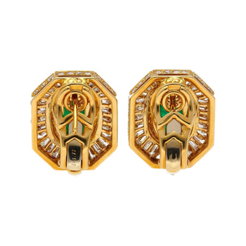 Mouawad Boucles d’oreilles clip signées avec émeraudes cabochon vives et halo de diamants baguette – Assay Jewelers