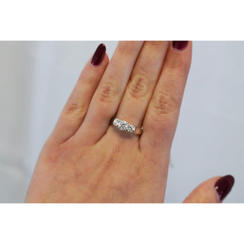 天然1.30カラットのラウンドブリリアントダイヤモンドをあしらった14KホワイトゴールドのスリーストーンRing – Assay Jewelers