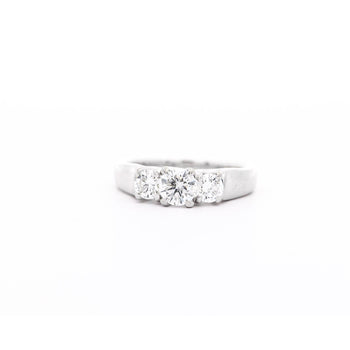 天然1.30カラットのラウンドブリリアントダイヤモンドをあしらった14KホワイトゴールドのスリーストーンRing – Assay Jewelers