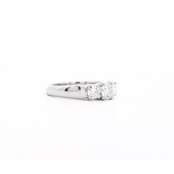 天然1.30カラットのラウンドブリリアントダイヤモンドをあしらった14KホワイトゴールドのスリーストーンRing – Assay Jewelers