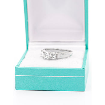 天然1.30カラットのラウンドブリリアントダイヤモンドをあしらった14KホワイトゴールドのスリーストーンRing – Assay Jewelers