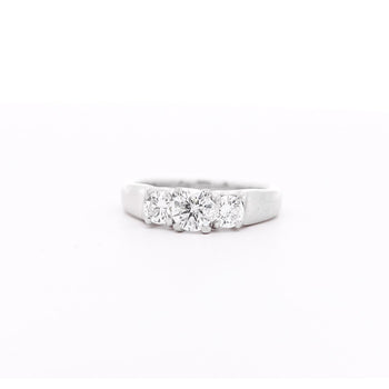 天然1.30カラットのラウンドブリリアントダイヤモンドをあしらった14KホワイトゴールドのスリーストーンRing – Assay Jewelers