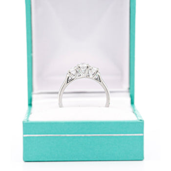 天然1.30カラットのラウンドブリリアントダイヤモンドをあしらった14KホワイトゴールドのスリーストーンRing – Assay Jewelers