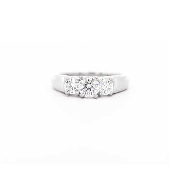天然1.30カラットのラウンドブリリアントダイヤモンドをあしらった14KホワイトゴールドのスリーストーンRing – Assay Jewelers
