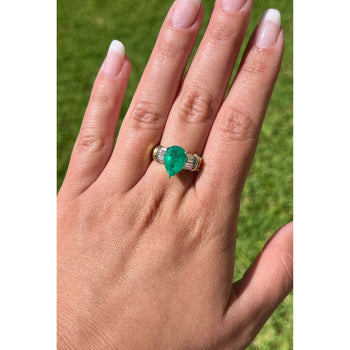 Bague en émeraude colombienne naturelle taille poire 3,22 carats avec diamants baguette sur les côtés – Assay Jewelers