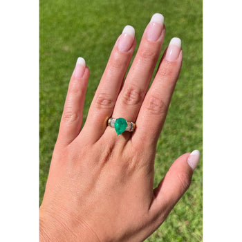 Bague en émeraude colombienne naturelle de 3,22 carats, taille poire, avec diamants baguette sur les côtés – Assay Jewelers
