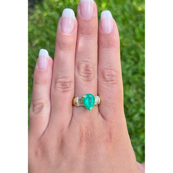 txt
Bague en émeraude colombienne naturelle taille poire de 3,22 carats avec pierres latérales diamant baguette – Assay Jewelers