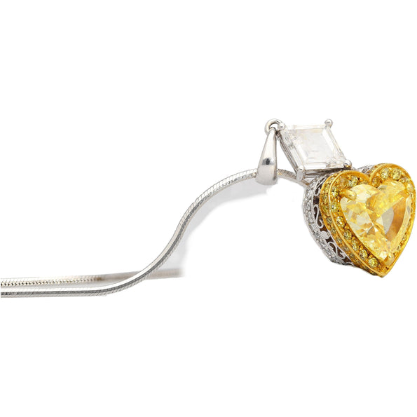 txt
Collier cœur en platine avec diamant jaune fantaisie naturel certifié GIA de 2,02 carats