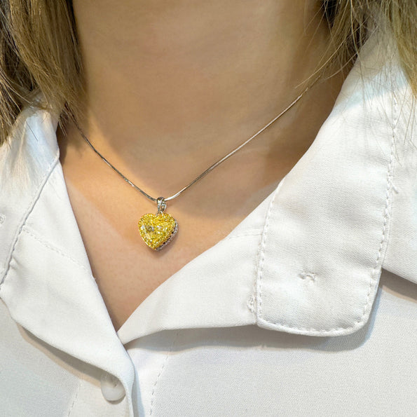 Collier cœur en platine avec diamant jaune fantaisie naturel certifié GIA de 2,02 carats