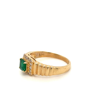 Bague en or 14k strié avec émeraude naturelle taille carrée et halo de diamants ronds – Assay Jewelers