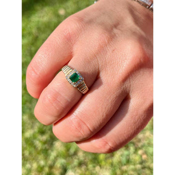 Bague en or rainuré 14k avec émeraude taille carrée naturelle et halo de diamants ronds – Assay Jewelers