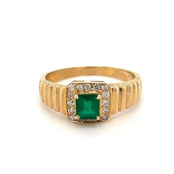 Bague en or rainuré 14k avec émeraude naturelle taille carrée et halo de diamants ronds – Assay Jewelers