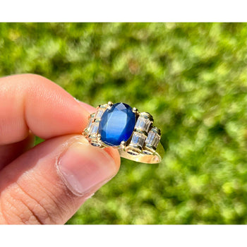 Bague style rétro en saphir bleu de Chanthaburi avec diamants baguette sur les côtés – Assay Jewelers