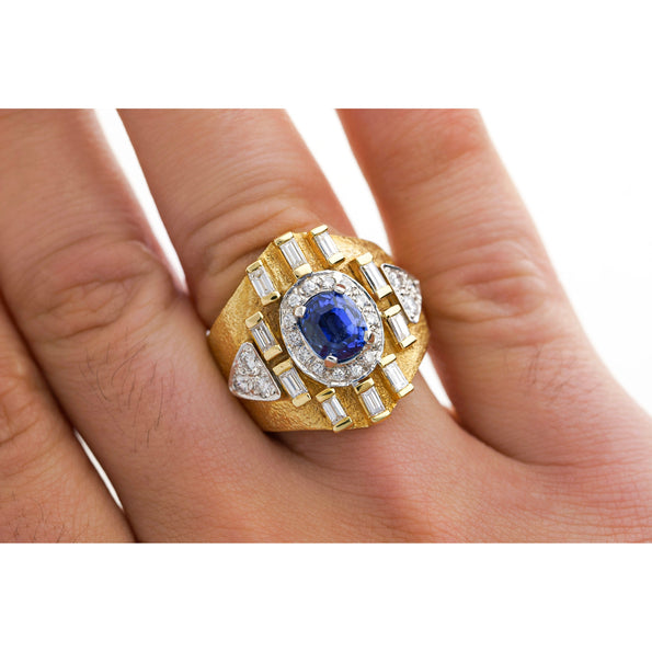 Bague homme Anciens en or finition mate avec saphir bleu 4,57 carats et diamants baguette