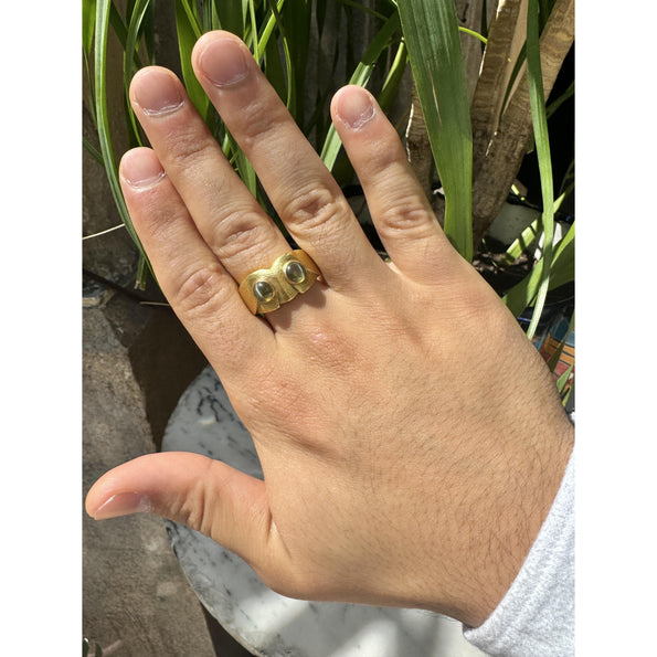 alt
Bague Anciens Potter & Mellen « Owl » en chrysobéryl œil-de-chat, or 18k brossé, pour homme